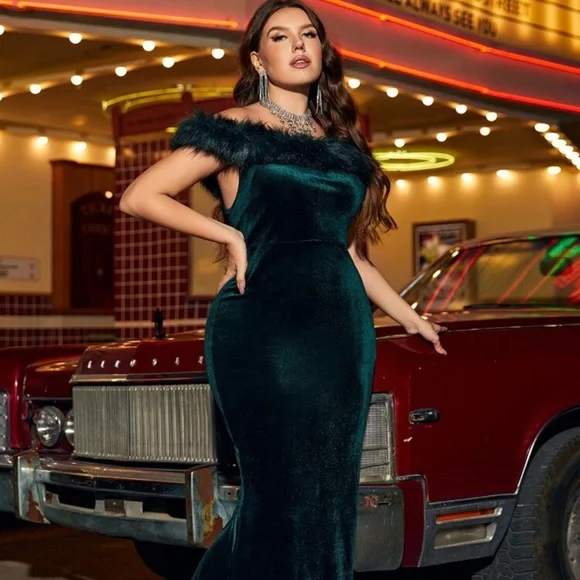 Plus Size Emerald Green Fuzzy Trim Mermaid Hem Glitter Bridesmaid Dress - Picture 4 of 10